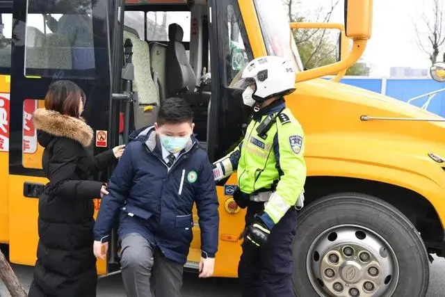 滿載學生的校車車廂內突然冒出濃煙，怎么辦？