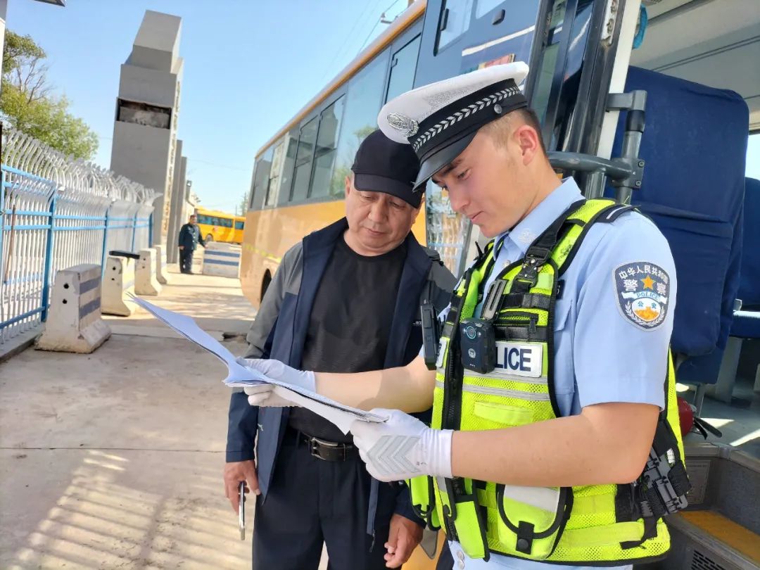 阿勒泰市公安局深入學(xué)校開(kāi)展校車安全隱患檢查工作/ 圖片