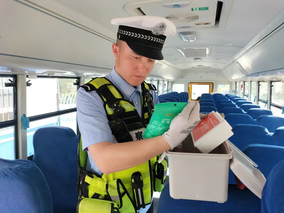 阿勒泰市公安局深入學(xué)校開(kāi)展校車安全隱患檢查工作/ 圖片