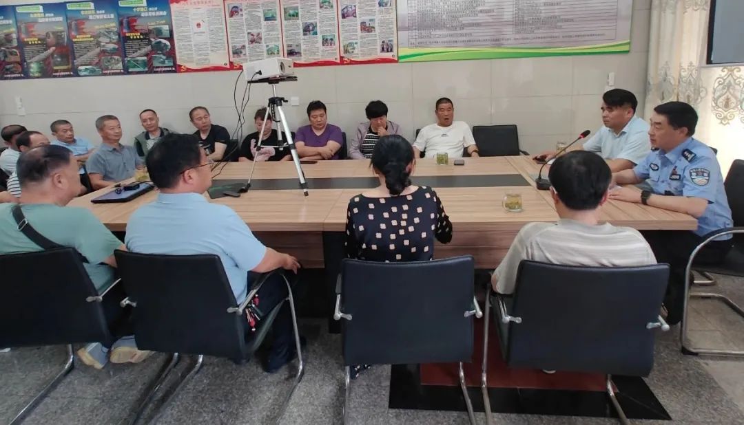 吹響“平安哨” 嚴把“安全關” 讓校車“跑”得更安全! 圖片