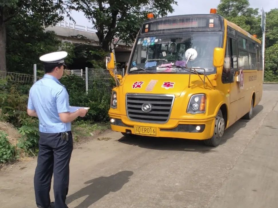 吹響“平安哨” 嚴把“安全關” 讓校車“跑”得更安全! 圖片