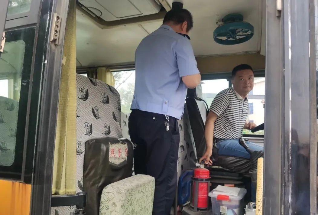 吹響“平安哨” 嚴把“安全關” 讓校車“跑”得更安全! 圖片