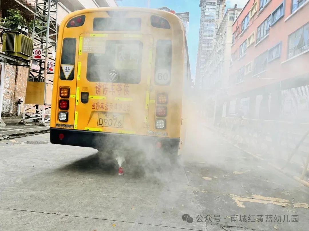 【筑牢安全防線(xiàn) 守護(hù)幼兒出行】——紅黃藍(lán)幼兒園校車(chē)安全應(yīng)急疏散演練
