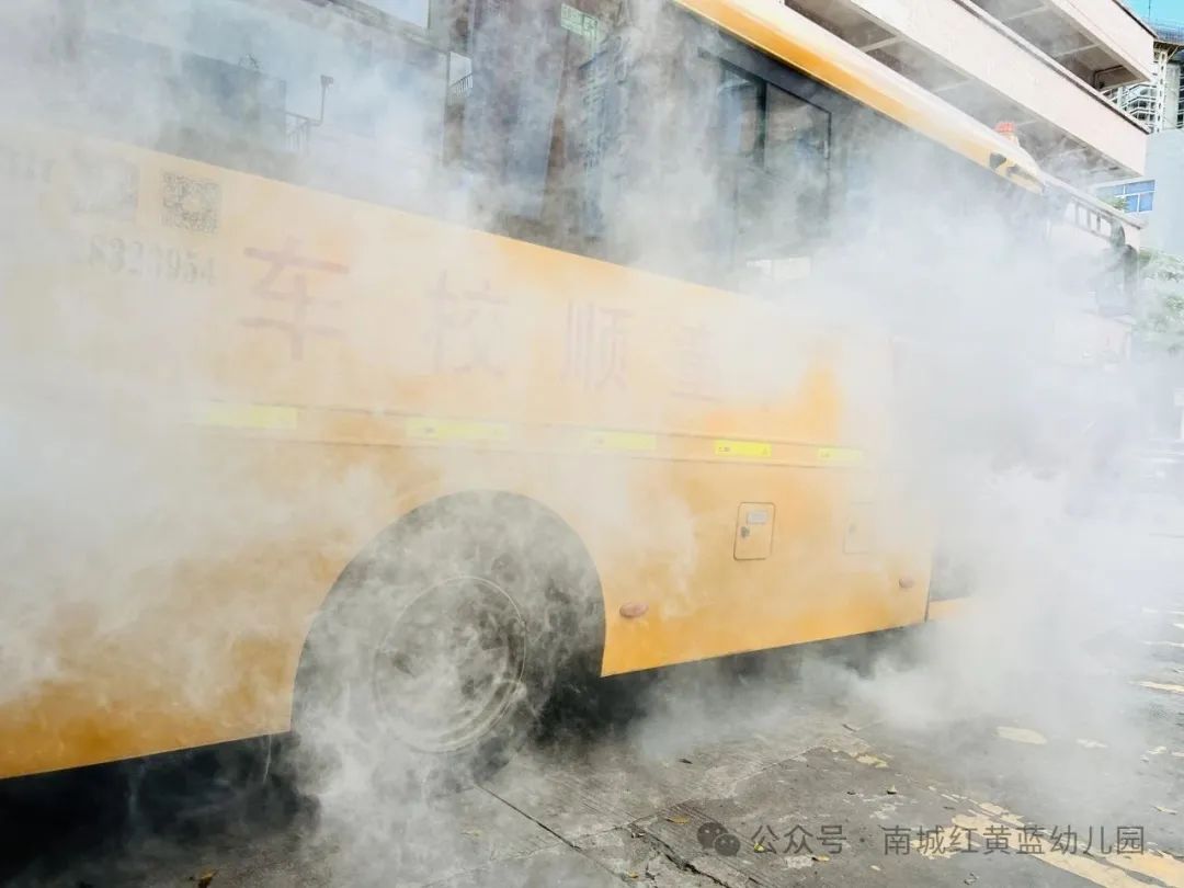 【筑牢安全防線(xiàn) 守護(hù)幼兒出行】——紅黃藍(lán)幼兒園校車(chē)安全應(yīng)急疏散演練