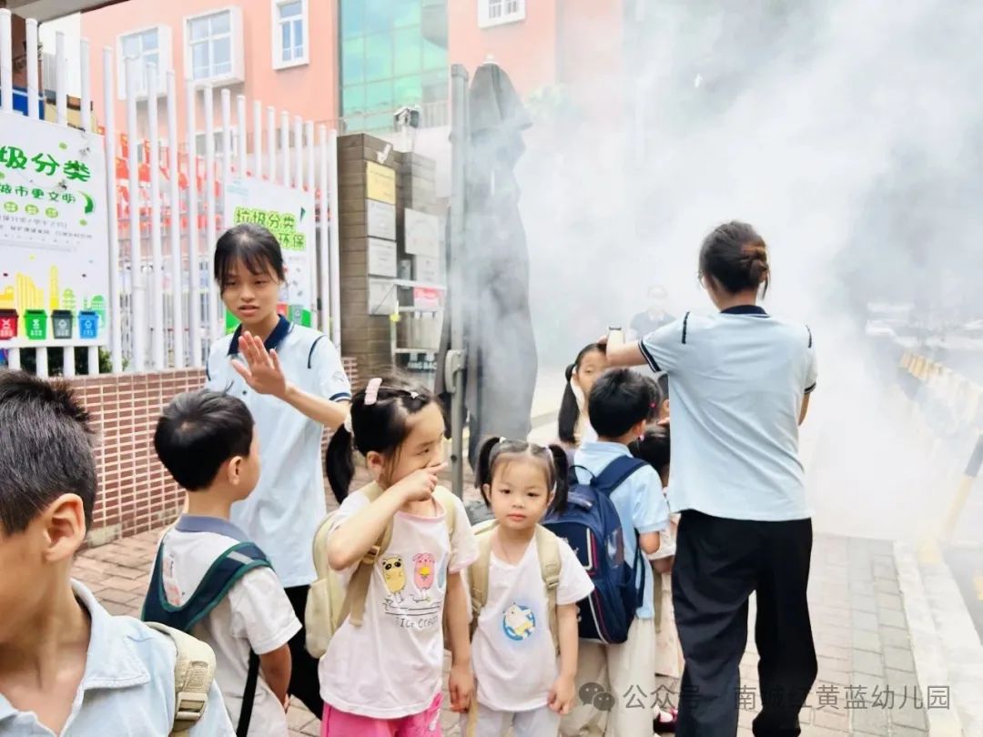 【筑牢安全防線(xiàn) 守護(hù)幼兒出行】——紅黃藍(lán)幼兒園校車(chē)安全應(yīng)急疏散演練
