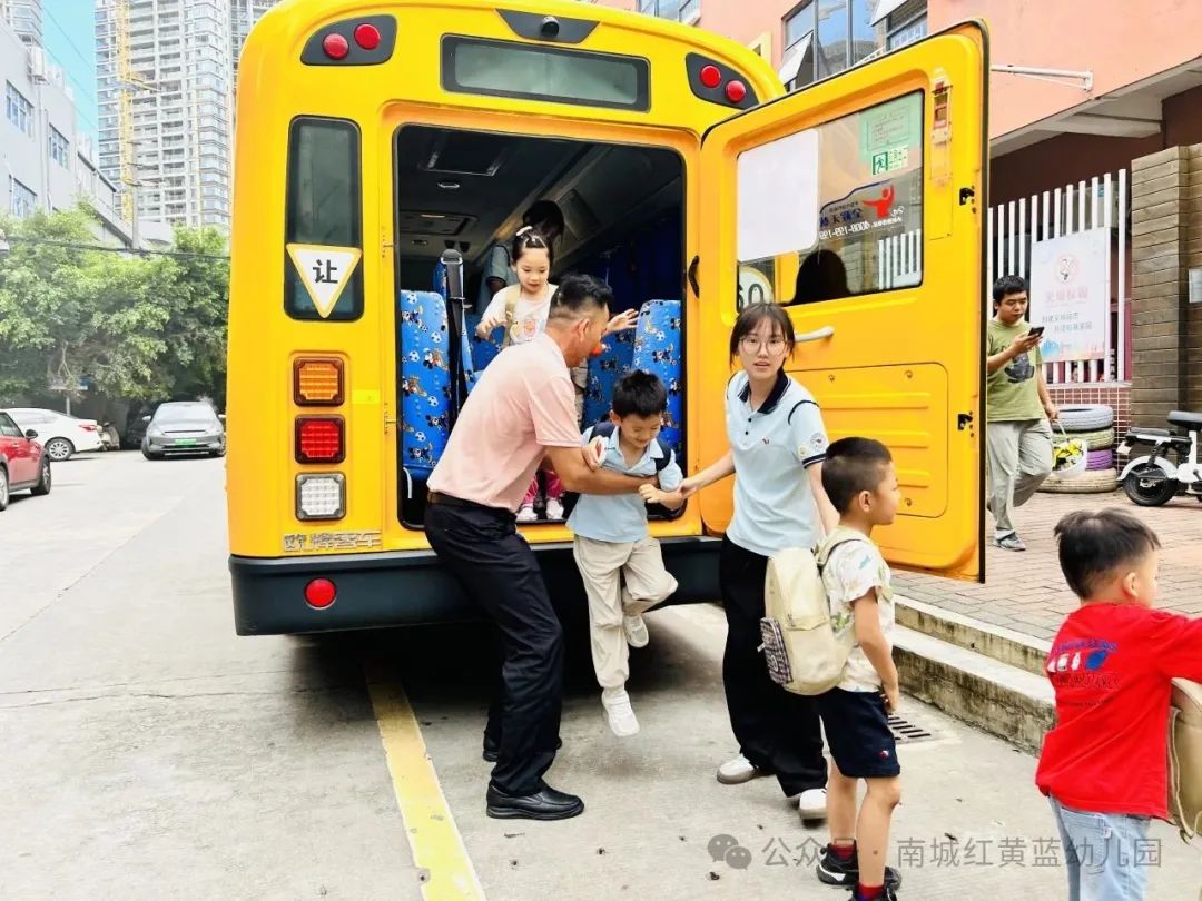 【筑牢安全防線(xiàn) 守護(hù)幼兒出行】——紅黃藍(lán)幼兒園校車(chē)安全應(yīng)急疏散演練