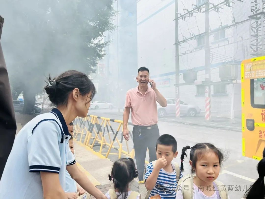 【筑牢安全防線(xiàn) 守護(hù)幼兒出行】——紅黃藍(lán)幼兒園校車(chē)安全應(yīng)急疏散演練