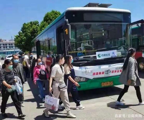 昆明合乘公交運行一個多月，不少線路變身“校車專線”