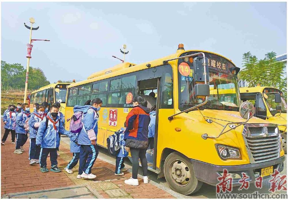 為鄉村孩子上學開通校巴
